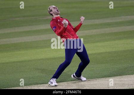 Paul Walter of Essex rivendica il wicket di Jofra Archer durante Essex Eagles vs Sussex Sharks, Royal London One-Day Cup Cricket al Cloudfm County Gr Foto Stock