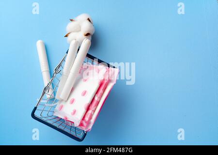 Tamponi e tamponi femmina su sfondo di carta blu Foto Stock