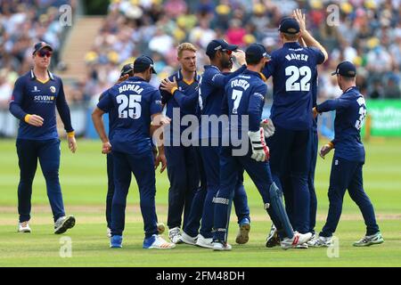 Jamie Porter di Essex si congratula con i suoi compagni di squadra dopo aver preso il wicket di Michael Klinger durante Gloucestershire contro Essex Eagles, NatWest T2 Foto Stock