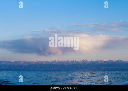 Issyk-Kul è un lago endorheic situato nella parte settentrionale delle montagne Tian Shan, nel Kirghizistan orientale. È il settimo lago più profondo del mondo, il decimo lago più grande del mondo per volume (anche se non in superficie) e il secondo lago salino più grande dopo il Mar Caspio. Kirghizistan. Foto Stock