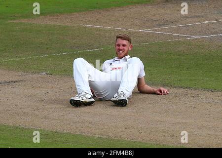 Jamie Porter of Essex prende un tumble fielding la palla dal suo proprio bowling durante Lancashire CCC vs Essex CCC, Specsavers County Championship Divisio Foto Stock