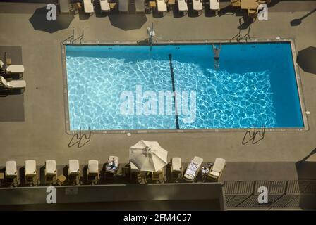 LOS ANGELES, STATI UNITI - 24 giu 2017: Vista dall'alto o dal drone su una piscina color turchese in un hotel del centro di Los Angeles, Cali Foto Stock