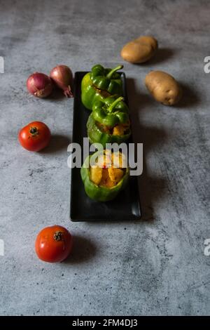 Capsicum farciti con l'uso di fuoco selettivo Foto Stock