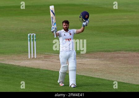 Jaik Mickleburgh di Essex celebra il punteggio di un secolo, 100 corse durante Northamptonshire CCC vs Essex CCC, Specsaver County Championship Division 2 C. Foto Stock