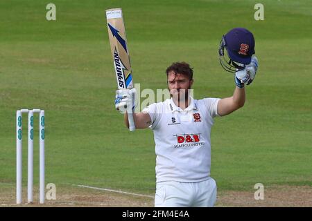 Jaik Mickleburgh di Essex celebra il punteggio di un secolo, 100 corse durante Northamptonshire CCC vs Essex CCC, Specsaver County Championship Division 2 C. Foto Stock