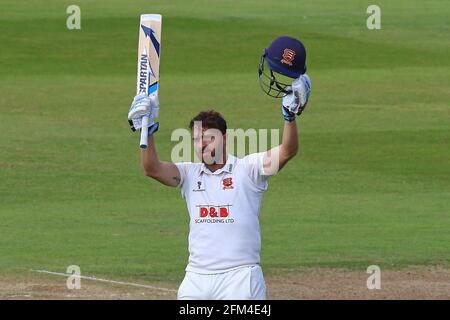 Jaik Mickleburgh di Essex celebra il punteggio di un secolo, 100 corse durante Northamptonshire CCC vs Essex CCC, Specsaver County Championship Division 2 C. Foto Stock