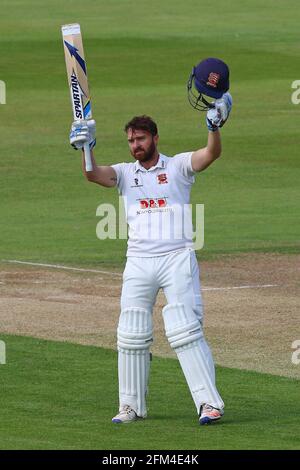 Jaik Mickleburgh di Essex celebra il punteggio di un secolo, 100 corse durante Northamptonshire CCC vs Essex CCC, Specsaver County Championship Division 2 C. Foto Stock