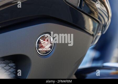 Ulyanovsk, Russia - 03 ottobre 2020. Motore di moto con logo Honda. Foto Stock