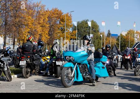 Ulyanovsk, Russia - 03 ottobre 2020. Motociclista all'incontro dedicato alla chiusura della stagione di equitazione. Foto Stock