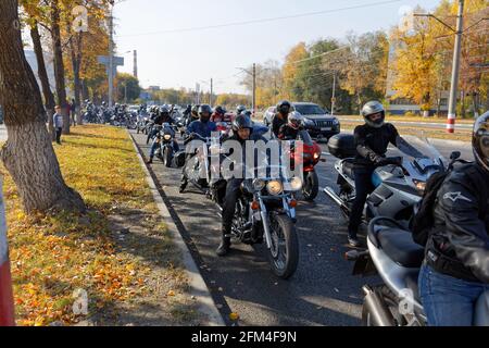 Ulyanovsk, Russia - 03 ottobre 2020. Motociclista all'incontro dedicato alla chiusura della stagione di equitazione. Foto Stock
