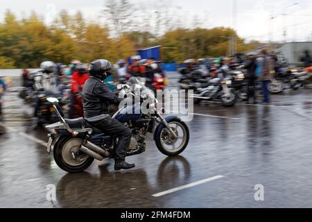 Ulyanovsk, Russia - 15 ottobre 2016. Motociclista all'incontro dedicato alla chiusura della stagione di equitazione. Foto Stock