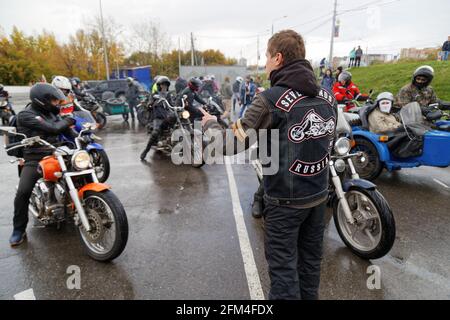 Ulyanovsk, Russia - 15 ottobre 2016. Motociclisti all'incontro dedicato alla chiusura della stagione di equitazione. Foto Stock