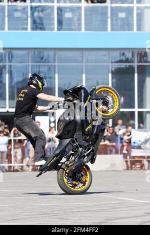 Ulyanovsk, Russia - 20 maggio 2017. Un motociclista fa la ruota sulla moto. Foto Stock