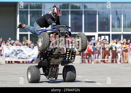 Ulyanovsk, Russia - 20 maggio 2017. Un motociclista fa la ruota sull'ATV. Foto Stock