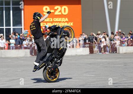 Ulyanovsk, Russia - 20 maggio 2017. Un motociclista fa la ruota sulla moto. Foto Stock