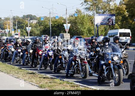 Ulyanovsk, Russia - 23 settembre 2017. Motociclisti all'incontro dedicato alla chiusura della stagione di equitazione. Foto Stock