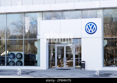 Ulyanovsk, Russia - 29 aprile 2018: Costruzione del centro di vendita e assistenza auto Volkswagen con il cartello Volkswagen. Foto Stock