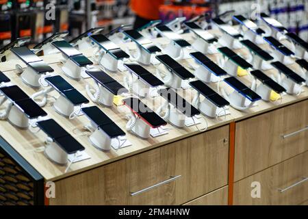 Negozio di smartphone. Vetrina con la vendita di vari nuovi smartphone in negozio di elettronica durante una vendita. Concetto di mercato del telefono cellulare. Foto di alta qualità Foto Stock