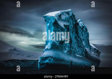 Iceberg Antartico nella neve che galleggia in oceano aperto. Mondo di bellezza Foto Stock