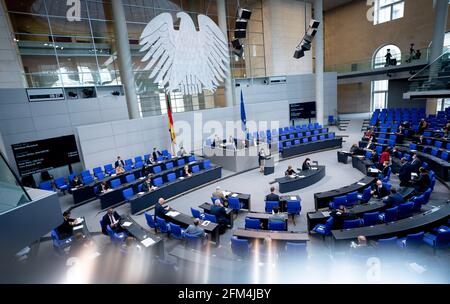 Berlino, Germania. 06 maggio 2021. Pochi membri del Bundestag partecipano alla sessione del Bundestag. Credit: Kay Nietfeld/dpa/Alamy Live News Foto Stock