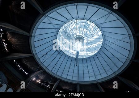 Berlino, Germania. 06 maggio 2021. Vista della cupola dell'edificio del Reichstag durante la sessione del Bundestag. Credit: Kay Nietfeld/dpa/Alamy Live News Foto Stock