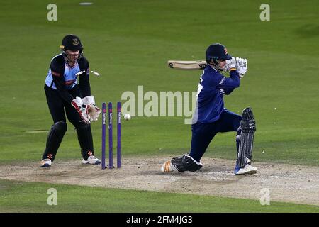 Callum Taylor dell'Essex è piegato fuori da Danny Briggs mentre ben Brown guarda sopra da dietro le parate durante gli squali di Sussex contro le aquile di Essex, NatWest T20 Bl Foto Stock