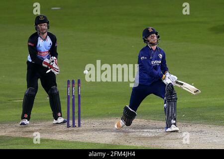 Callum Taylor dell'Essex è piegato fuori da Danny Briggs mentre ben Brown guarda sopra da dietro le parate durante gli squali di Sussex contro le aquile di Essex, NatWest T20 Bl Foto Stock