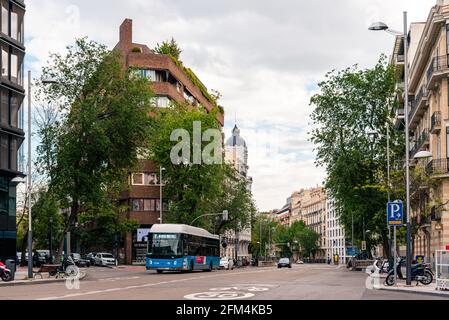 Madrid, Spagna - 1 maggio 2021: Bus che accelera in via Almagro nel quartiere Chamberi nel centro di Madrid Foto Stock