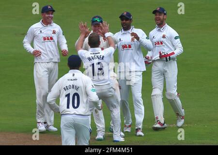 Neil Wagner di Essex rivendica il wicket di Ian Bell e si congratula con i suoi compagni di squadra durante Warwickshire CCC vs Essex CCC, Specsavers County Cham Foto Stock