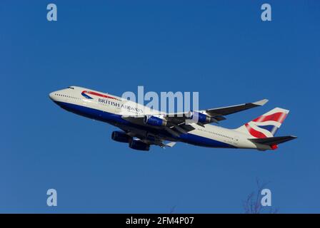 British Airways Boeing 747 Jumbo Jet Airliner aereo G-CIVV decollo dall'aeroporto di Londra Heathrow, Regno Unito, in cielo azzurro Foto Stock