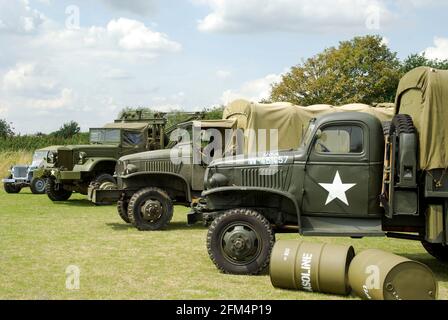 Row of Second World War American Trucks in occasione di un evento di rievocazione a Damyns Hall, Essex, UK. US Army Trucks e jeep Foto Stock