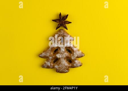 Biscotti dell'albero di Natale su sfondo di legno. Cibo di Capodanno. Prodotti da forno per le feste. Pan di zenzero sul tavolo. Zucchero a velo dolcezza gusto stagione. Ripetizione. Stella anice. Spazio di copia. Foto Stock