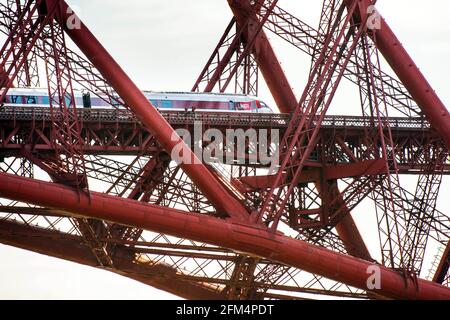 USO EDITORIALE SOLO opinioni generali di un treno LNER Azuma che attraversa il Forth Bridge a Edimburgo, come l'operatore ferroviario annuncia di aver lanciato biglietti avanzati su quasi 200 nuove combinazioni di viaggi in Scozia, Inghilterra nord-orientale e Yorkshire. Data di emissione: Giovedì 6 maggio 2021. Foto Stock