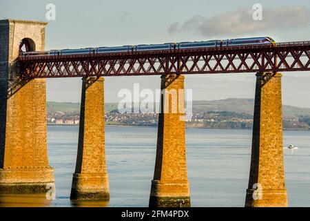 USO EDITORIALE SOLO opinioni generali di un treno LNER Azuma che attraversa il Forth Bridge a Edimburgo, come l'operatore ferroviario annuncia di aver lanciato biglietti avanzati su quasi 200 nuove combinazioni di viaggi in Scozia, Inghilterra nord-orientale e Yorkshire. Data di emissione: Giovedì 6 maggio 2021. Foto Stock