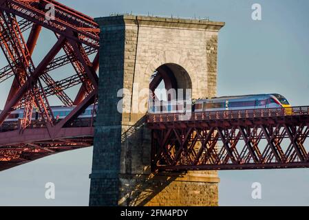 USO EDITORIALE SOLO opinioni generali di un treno LNER Azuma che attraversa il Forth Bridge a Edimburgo, come l'operatore ferroviario annuncia di aver lanciato biglietti avanzati su quasi 200 nuove combinazioni di viaggi in Scozia, Inghilterra nord-orientale e Yorkshire. Data di emissione: Giovedì 6 maggio 2021. Foto Stock