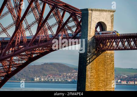 USO EDITORIALE SOLO opinioni generali di un treno LNER Azuma che attraversa il Forth Bridge a Edimburgo, come l'operatore ferroviario annuncia di aver lanciato biglietti avanzati su quasi 200 nuove combinazioni di viaggi in Scozia, Inghilterra nord-orientale e Yorkshire. Data di emissione: Giovedì 6 maggio 2021. Foto Stock