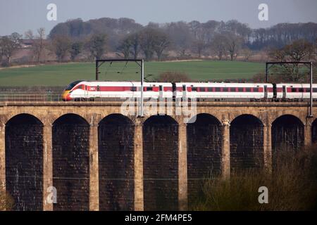 USO EDITORIALE SOLO viste generali di un treno LNER Azuma che attraversa il viadotto di Lesbury ad Alnmouth, Northumberland come l'operatore ferroviario annuncia di aver lanciato biglietti avanzati su quasi 200 nuove combinazioni di viaggi attraverso la Scozia, l'Inghilterra nord-orientale e lo Yorkshire. Data di emissione: Giovedì 6 maggio 2021. Foto Stock