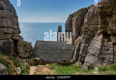 St Govan's Chapel, St Govan's, vicino a Bosherton, Pembrokeshire, Galles Foto Stock