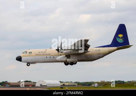 Arabia Saudita Lockheed C-130 aereo di trasporto Ercole HZ-128 atterrando a RAF Fairford per RIAT 2011. Lockheed L100 300 Ercole Foto Stock