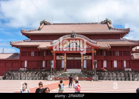 NAHA CITY, OKINAWA, GIAPPONE - Set 15, 2016: Una vista frontale della sala principale Seiden del Castello Shuri a Okinawa, Giappone. L'edificio fu poi distrutto Foto Stock