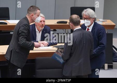 Berlino, Germania. 06 maggio 2021. Klaus Lederer (l-r, Die Linke), Sebastian Scheel (Die Linke), senatore per l'edilizia, Michael Müller (SPD), sindaco e Matthias Kollatz (SPD), senatore per le finanze, in una sessione plenaria della Camera dei rappresentanti di Berlino. In una sessione di domande e risposte, il tema è "includere l'Europa nella costituzione statale: Segnale importante per la settimana europea". Credit: Jörg Carstensen/dpa/Alamy Live News Foto Stock