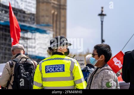 LONDRA, UK – 02/05/21: Sosteniamo la marcia dei dimostranti NUG a sostegno del governo di unità Nazionale del Myanmar. Protesta dopo il recente colpo di stato militare Foto Stock