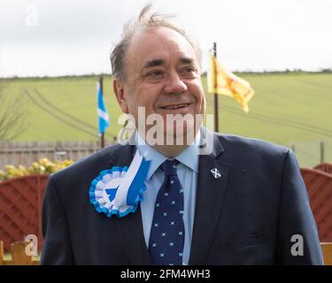 Strichen, Scozia, Regno Unito. 6 maggio 2021. NELLA FOTO: Alex Salmond, leader del partito Alba un giorno per grandi speranze e cuori coraggiosi. PIC Credit: Colin Fisher/Alamy Live News Foto Stock