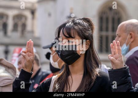 LONDRA, UK – 02/05/21: Sosteniamo la marcia dei dimostranti NUG a sostegno del governo di unità Nazionale del Myanmar. Protesta dopo il recente colpo di stato militare Foto Stock