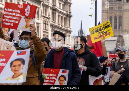 LONDRA, UK – 02/05/21: Sosteniamo la marcia dei dimostranti NUG a sostegno del governo di unità Nazionale del Myanmar. Protesta dopo il recente colpo di stato militare Foto Stock