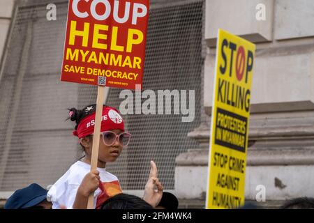 LONDRA, UK – 02/05/21: Sosteniamo la marcia dei dimostranti NUG a sostegno del governo di unità Nazionale del Myanmar. Protesta dopo il recente colpo di stato militare Foto Stock