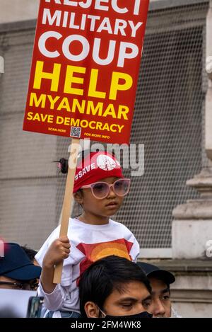 LONDRA, UK – 02/05/21: Sosteniamo la marcia dei dimostranti NUG a sostegno del governo di unità Nazionale del Myanmar. Protesta dopo il recente colpo di stato militare Foto Stock