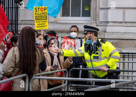 LONDRA, UK – 02/05/21: Sosteniamo la marcia dei dimostranti NUG a sostegno del governo di unità Nazionale del Myanmar. Protesta dopo il recente colpo di stato militare Foto Stock