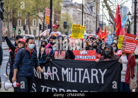 LONDRA, UK – 02/05/21: Sosteniamo la marcia dei dimostranti NUG a sostegno del governo di unità Nazionale del Myanmar. Protesta dopo il recente colpo di stato militare Foto Stock