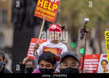 LONDRA, UK – 02/05/21: Sosteniamo la marcia dei dimostranti NUG a sostegno del governo di unità Nazionale del Myanmar. Protesta dopo il recente colpo di stato militare Foto Stock